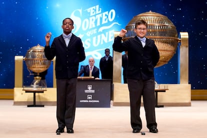 Adam Lucas Kadmiri (a la izquierda) y Sergio Abaga cantan un quinto premio, el número 37876 durante la celebración del Sorteo Extraordinario de la Lotería de Navidad.