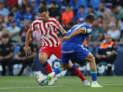 Saúl trata de zafarse de Juan Iglesias en el partido correspondiente a la primera jornada de Liga entre el Getafe y el Atlético (0-3) disputado en el Coliseo Alfonso Pérez.