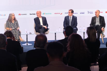 Raquel Pascual, periodista de CincoDías y El País Economía; Unai Sordo, secretario general de CCOO,  Antonio Garamendi, presidente de la CEOE, y Pepe Álvarez, secretario general de UGT.