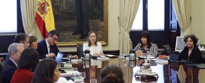 Reunión de la Mesa del Congreso, liderada por la presidenta del Congreso de los Diputados.