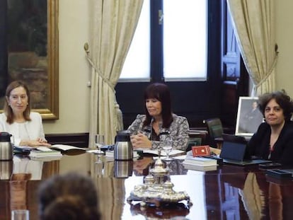 Reunión de la Mesa del Congreso, liderada por la presidenta del Congreso de los Diputados.