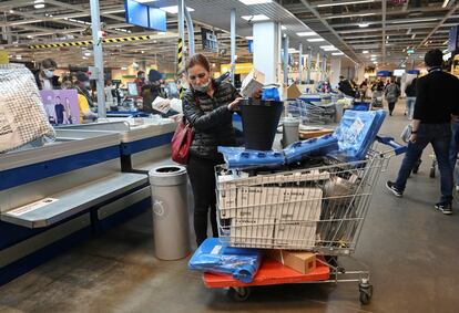 Consumidores comprando en Ikea en Rostov-on-Don, antes del cierre de la cadena sueca en Rusia.