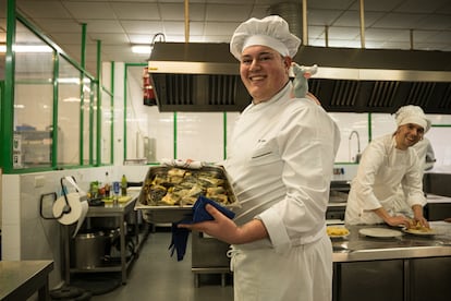 Un alumno de cocina en el CIFP Carlos Oroza, de Pontevedra.