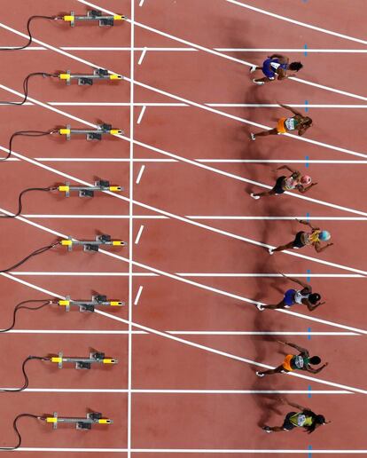 Vista cenital del inicio de la final femenina de 100 metros en el Campeonato Mundial de Atletismo en Doha (Qatar).