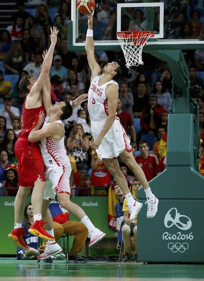 Saric tapona el tiro de Gasol, último tiro del partido.