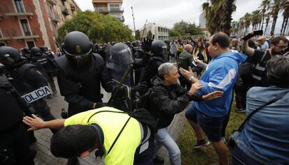 Cargas policiales en la escola Mediterranea de la Barceloneta, el pasado domingo