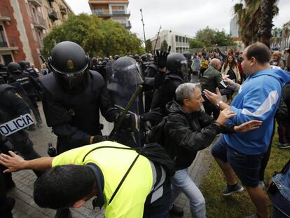 Cargas policiales en la escola Mediterranea de la Barceloneta, el pasado domingo