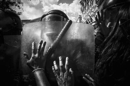 Manifestantes enfrentam a polícia equatoriana durante uma manifestação em 27 de dezembro de 2016 na praça Grande de Quito. Em 2011, o Governo do à época presidente Rafael Correa reabriu a extração mineira e petrolífera na região amazônica do Equador. Empresas chinesas participaram da concorrência, quase em regime de monopólio.