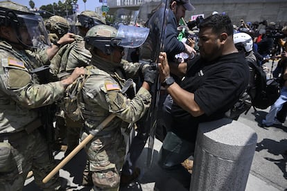 Gavin Newsom, gobernador de California, confirmó que Washington activó a 2.000 soldados destacados en el Estado. “Esta maniobra solo escalará las tensiones”, aseguró en las redes sociales.