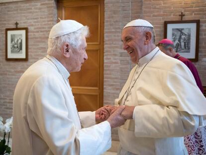 O papa emérito Bento XVI e o papa Francisco se cumprimentam no Vaticano, em uma imagem de novembro de 2016.