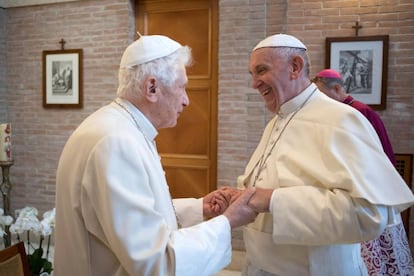 O papa emérito Bento XVI e o papa Francisco se cumprimentam no Vaticano, em uma imagem de novembro de 2016.