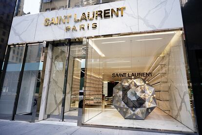 La boutique en Manhattan de Saint Laurent, vacía por el Covid-19.