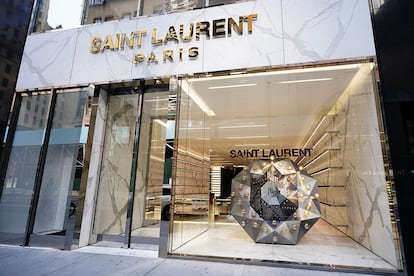 La boutique en Manhattan de Saint Laurent, vacía por el Covid-19.