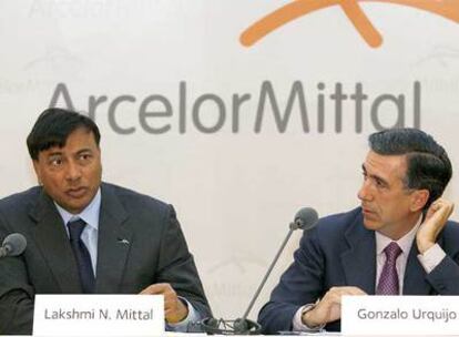 El presidente de Arcelor Mittal, Lakshmi N. Mittal, a la izquierda, y el director general, Gonzalo Urquijo.