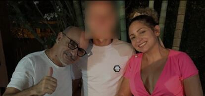 Fabrício Queiroz posa com seu filho caçula e sua esposa, Márcia Oliveira de Aguiar, no réveillon em Atibaia.