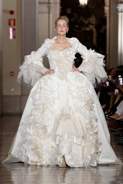 Una modelo desfila con uno de los vestidos de novia de la colección de Vivienne Westwood.