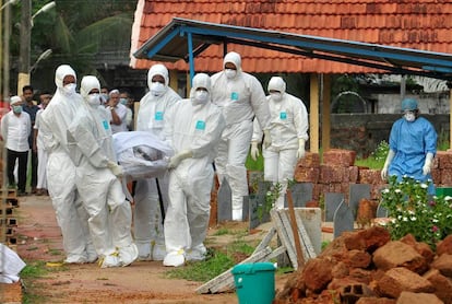 Médicos y familiares en el funeral de una de las víctimas del Nipah el 24 de mayo en Kerala (India).