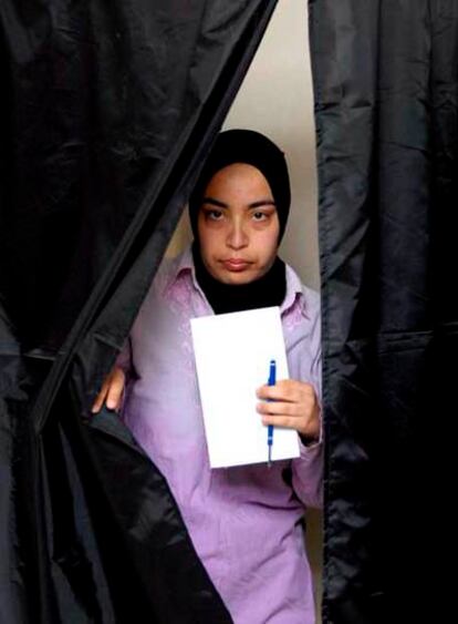 Una mujer se dispone a depositar su papeleta en el centro electoral Feki Ahmed el Marini de Sale.