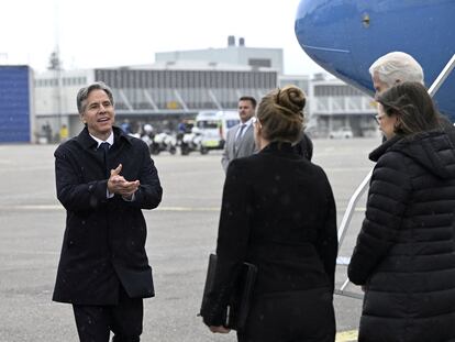 Antony Blinken antes de abordar su avión en Helsinki (Finlandia), el viernes 2 de junio.