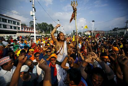 Nepalíes hinduistas gritan consignas en Katmandú (Nepal), durante una protesta para solicitar que la Constitución declare al país como una nación hindú.