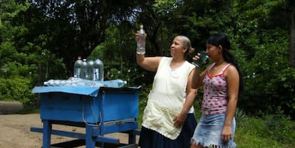 El agua de estas botellas se purifica con los rayos de sol.