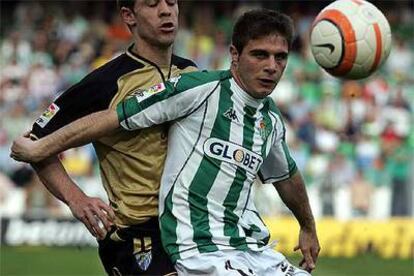 Joaquín recibe el balón acosado por Nacho.