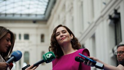 La presidenta de Madrid, Isabel Díaz Ayuso, a su llegada a la entrega de medallas de Honor y medallas de Madrid, en el Palacio de Cibeles, el 15 de mayo de 2023.