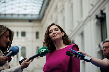 La presidenta de Madrid, Isabel Díaz Ayuso, a su llegada a la entrega de medallas de Honor y medallas de Madrid, en el Palacio de Cibeles, el 15 de mayo de 2023.