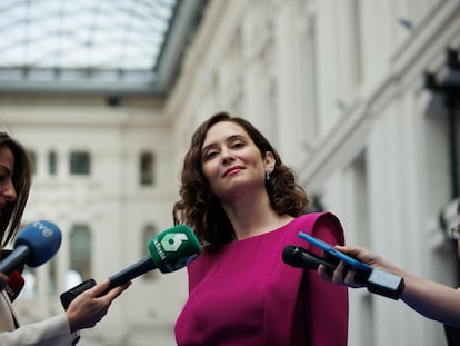 La presidenta de Madrid, Isabel Díaz Ayuso, a su llegada a la entrega de medallas de Honor y medallas de Madrid, en el Palacio de Cibeles, el 15 de mayo de 2023.