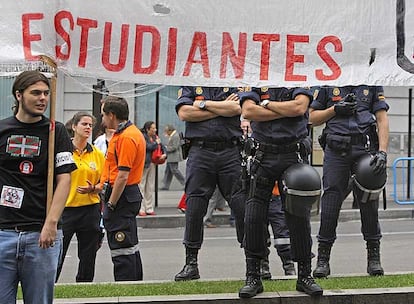 Tres policías vigilan la manifestación de estudiantes celebrada ayer entre Colón y Alcalá.