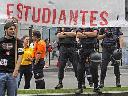 Tres policías vigilan la manifestación de estudiantes celebrada ayer entre Colón y Alcalá.