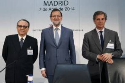 El presidente del Gobierno, Mariano Rajoy (c), momentos antes de su intervención hoy en la clausura de la asamblea anual de socios del Instituto de Empresa Familiar (IEF), en el Casino de Madrid, junto al nuevo presidente del IEF y presidente de Editorial Prensa Ibérica, Javier Moll (i), y el anterior en este puesto, José Manuel Entrecanales, presidente de Acciona (d).