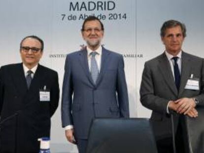 El presidente del Gobierno, Mariano Rajoy (c), momentos antes de su intervención hoy en la clausura de la asamblea anual de socios del Instituto de Empresa Familiar (IEF), en el Casino de Madrid, junto al nuevo presidente del IEF y presidente de Editorial Prensa Ibérica, Javier Moll (i), y el anterior en este puesto, José Manuel Entrecanales, presidente de Acciona (d).