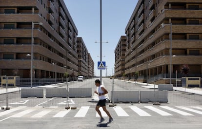 Fotografía de archivo de 2009 en la que un hombre corre entre los bloques de viviendas en Seseña (Toledo), construidos por Francisco Hernando 'El Pocero'.