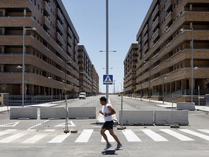 Fotografía de archivo de 2009 en la que un hombre corre entre los bloques de viviendas en Seseña (Toledo), construidos por Francisco Hernando 'El Pocero'.