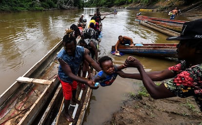 Migrantes llegan en bote a La Peñita en Panamá