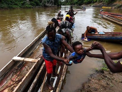 Migrantes llegan en bote a La Peñita en Panamá