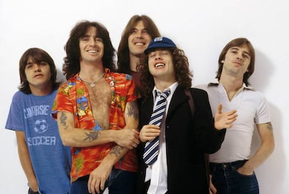 La formación que dio gloria a AC/DC en sus primeros años: (de izquierda a derecha): Malcolm Young (guitarra), Bon Scott (voz), Cliff Williams (bajo), Angus Young (guitarra) y Phil Rudd (batería). En la actualidad solo está en el grupo Angus Young.