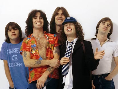 La formación que dio gloria a AC/DC en sus primeros años: (de izquierda a derecha): Malcolm Young (guitarra), Bon Scott (voz), Cliff Williams (bajo), Angus Young (guitarra) y Phil Rudd (batería). En la actualidad solo está en el grupo Angus Young.
