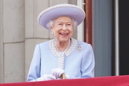 Después de ver en el desfile a tres de sus tres hijos (Carlos, Ana y Eduardo) y al príncipe Guillermo, tercero en la línea de sucesión al trono británico, ha llegado una de las imágenes más esperadas del día: la reina Isabel II sonriendo en el balcón del Palacio de Buckingham durante el desfile 'Trooping the Colour', en el primero de los cuatro días de celebración por su Jubileo de Platino.