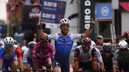 Cavendish, feliz triunfador ante los abatidos Démare, Girmay y Gaviria.