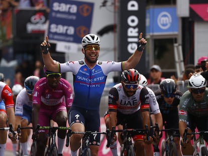 Cavendish, feliz triunfador ante los abatidos Démare, Girmay y Gaviria.