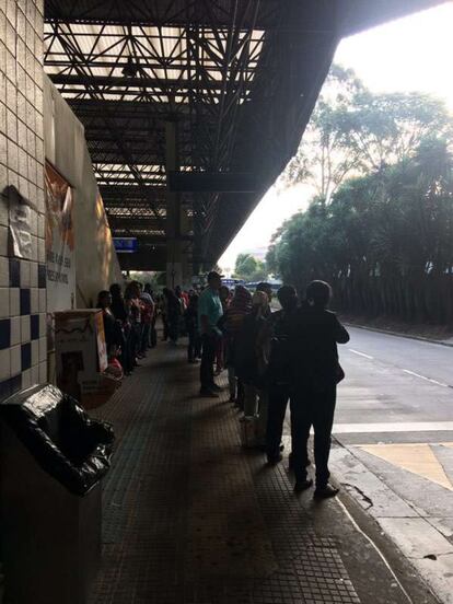 Na tarde desta quinta-feira, Marcia era uma das pessoas que esperavam pelo ônibus 6030-10 numa longa fila no terminal Santo Amaro, em São Paulo. Já estou aqui há 15 minutos e terei que esperar pelo próximo", reclama. Um funcionário da empresa TransWolff diz que 50% da frota foi reduzida devido à falta de combustível. As informações são do repórter Felipe Betim.