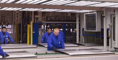 Operarios en el centro de producci&oacute;n de Bielefeld, Alemania. 