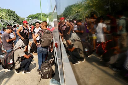 Migrantes esperan junto a un camión que los llevará a Tuxtla Gutiérrez.