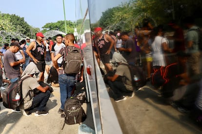 Migrants being transferred from Tapachula to Tuxtla Gutiérrez to continue the procedure to obtain a transit permit, Friday 13 May. 