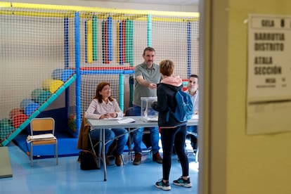 Una mujer ejerce su derecho al voto para las elecciones al Parlamento Vasco, este domingo, en un colegio electoral en Bilbao. 
