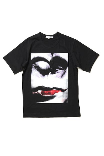 La camiseta "Helmut Newton" diseñada por Comme des Garçons para Boutiquesdemusees.fr.