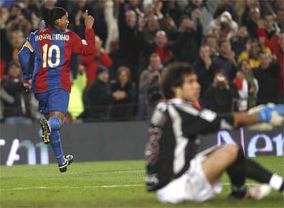 Ronaldinho celebra su gol