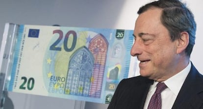 El presidente del Banco Central Europeo (BCE), Mario Draghi, durante la presentación del nuevo billete de 20 euros en Fráncfort.